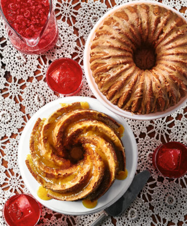 A cake stand with pound cake