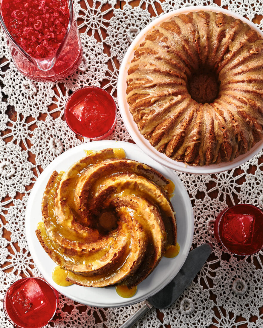 A cake stand with pound cake