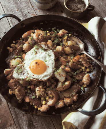 A cast iron skillet of hash